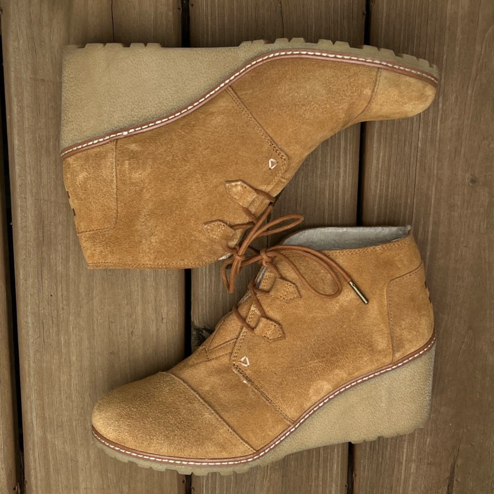 TOMS Desert Wheat Shearling Lined‎ Suede Wedge Ankle Bootie Size: 12